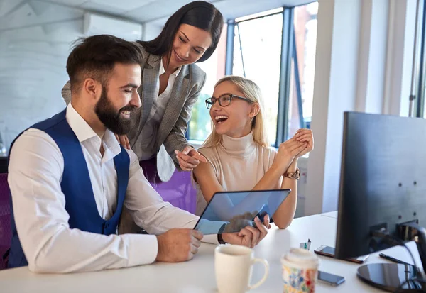 Jóvenes Colegas Probando Dispositivos Alta Tecnología Oficina — Foto de Stock