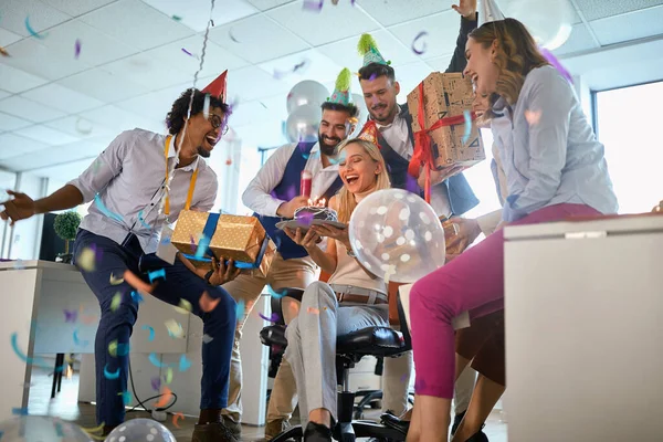 Genç Bir Kadın Arkadaşlarıyla Ofiste Doğum Gününü Kutluyor — Stok fotoğraf