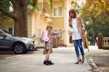 Anne ve kızı okula giderken oyun oynuyorlar.