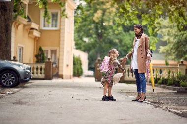 Anne ve kızı okula giderken oyun oynuyorlar.