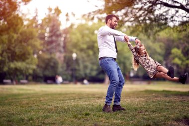 Baba kızıyla parkta eğleniyor.