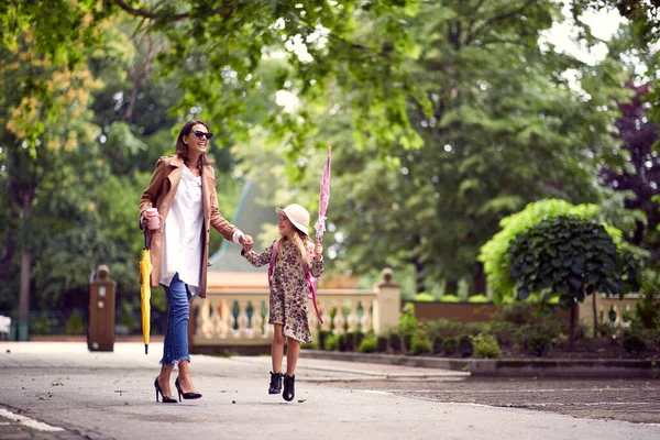Mutter Und Tochter Gehen Gemeinsam Zur Schule — Stockfoto
