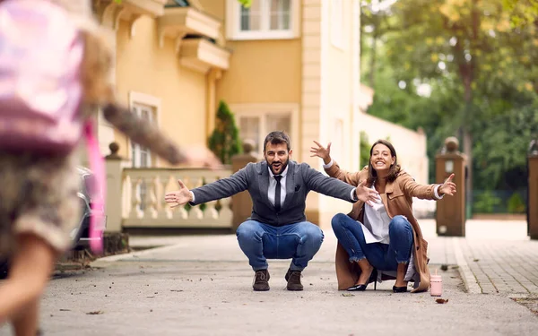 Mor Och Far Omfamnar Dotter Efter Skolan — Stockfoto