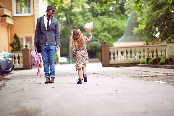 Far Och Dotter Går Till Skolan Tillsammans — Stockfoto