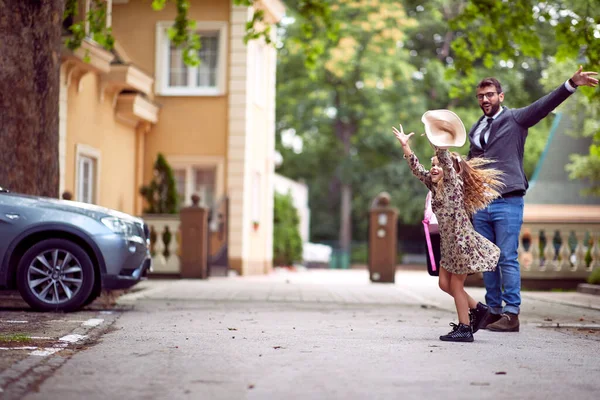 Μπαμπάς Και Κόρη Παίζουν Στο Δρόμο Για Σχολείο — Φωτογραφία Αρχείου