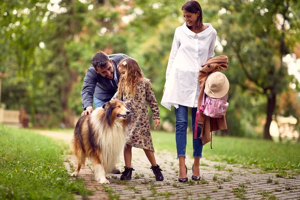 Family Spending Leisure Time Together Park Dog — Stock Photo, Image