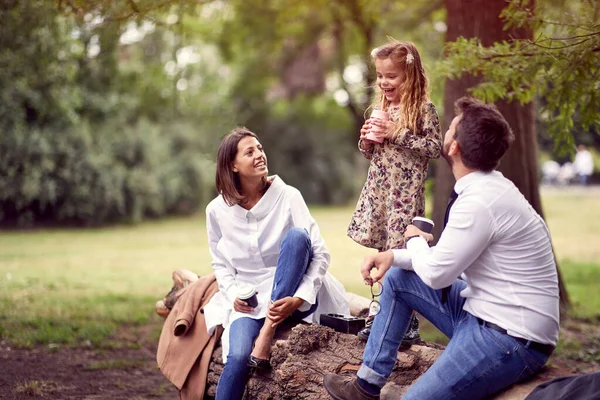 Familie Brengt Vrije Tijd Samen Door Een Park — Stockfoto