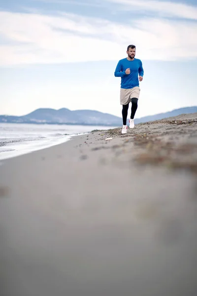 Muž Jogging Pláži Ráno — Stock fotografie