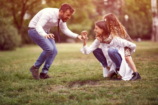 Family Spending Leisure Time Together Park — Stock Photo, Image