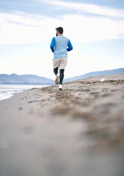 Man Joggar Stranden Morgonen — Stockfoto