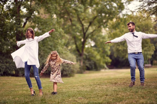 Familjen Tillbringar Fritiden Tillsammans Park — Stockfoto