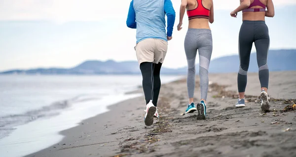 Groupe Trois Personnes Jogging Ensemble Sur Plage — Photo