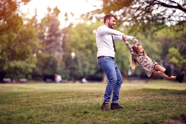 Pappa Har Kul Med Dottern Park — Stockfoto