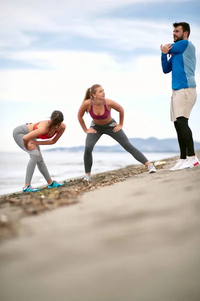 Group Friends Stretching Together Beach — Stock Photo, Image