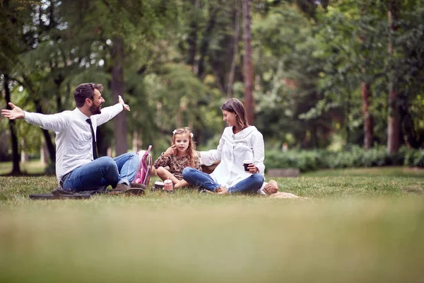 Okuldan Sonra Parkta Piknik Yapan Bir Aile — Stok fotoğraf