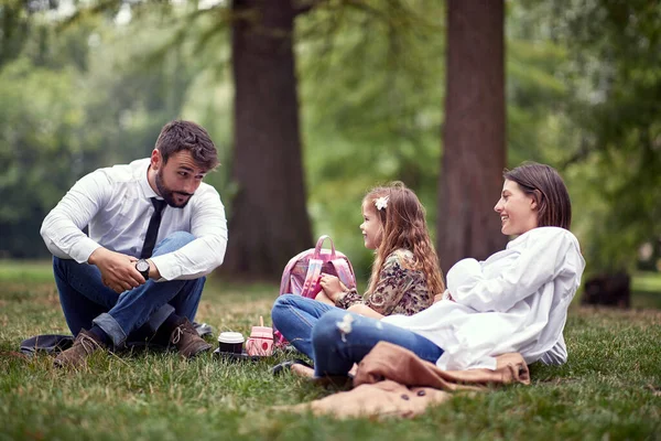 Okuldan Sonra Parkta Piknik Yapan Bir Aile — Stok fotoğraf