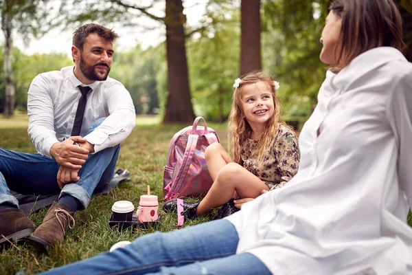 Familj Som Har Picknick Efter Skolan Park — Stockfoto