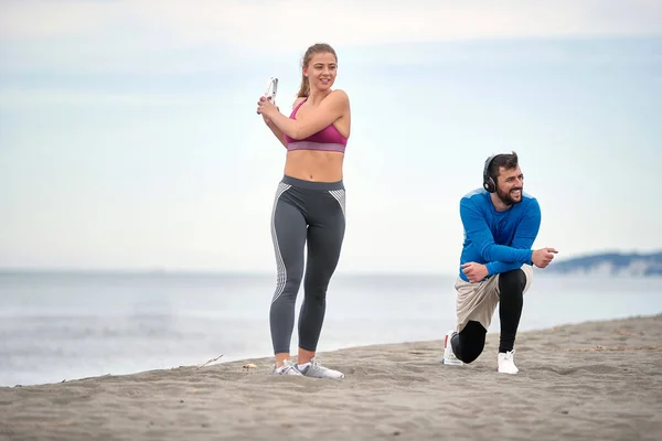 Due Amici Che Allungano Insieme Sulla Spiaggia — Foto Stock