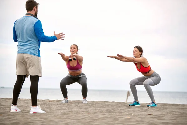 Дві Жінки Які Мають Особистий Тренувальний Клас Пляжі — стокове фото