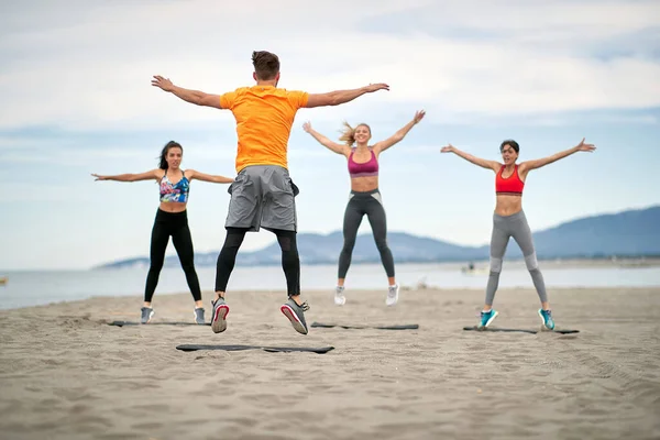 Grupo Personas Haciendo Ejercicio Juntas Playa Concepto Estilo Vida Saludable — Foto de Stock