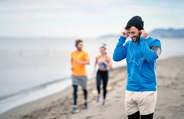 Sahilde Birlikte Egzersiz Yapan Bir Grup Insan Sağlıklı Yaşam Tarzı — Stok fotoğraf