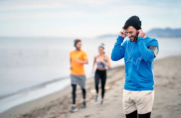 Grupo Personas Haciendo Ejercicio Juntas Playa Concepto Estilo Vida Saludable —  Fotos de Stock