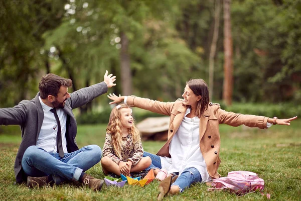 Familjen Tillbringar Fritiden Efter Skolan Tillsammans Park — Stockfoto