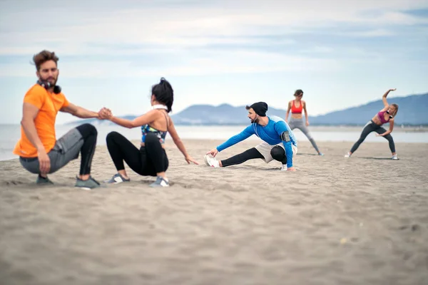 Groep Mensen Die Samen Sporten Het Strand Gezond Levensstijl Concept — Stockfoto