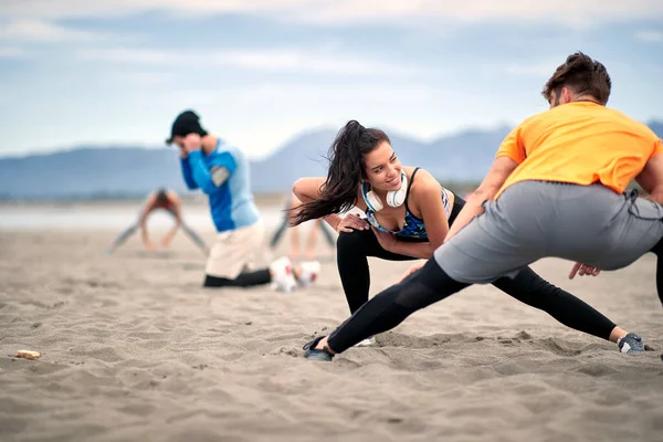 Grupo Pessoas Alongando Juntas Praia — Fotografia de Stock