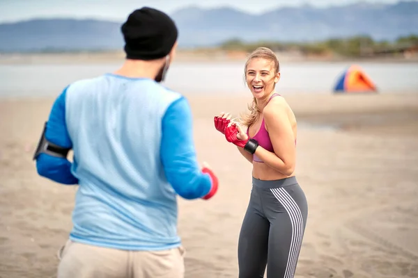 Mujer Entrenamiento Kickbox Con Entrenador Playa —  Fotos de Stock