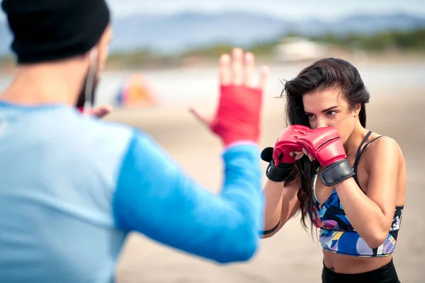Kobieta Trening Kickbox Trenerem Plaży — Zdjęcie stockowe