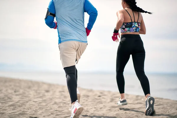 Entrenamiento Pareja Correr Juntos Playa — Foto de Stock