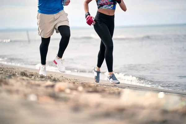 Mann Und Frau Trainieren Und Laufen Gemeinsam Strand — Stockfoto