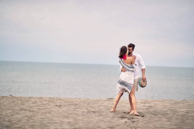 Sahilde öpüşen romantik çift; yeni evliler konsepti