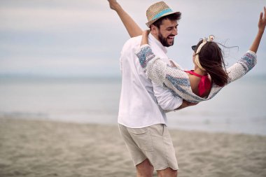Sahilde romantik bir çift, yeni evliler konsepti.