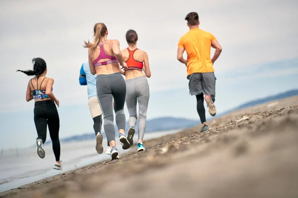 Grupo Amigos Entrenando Juntos Playa —  Fotos de Stock