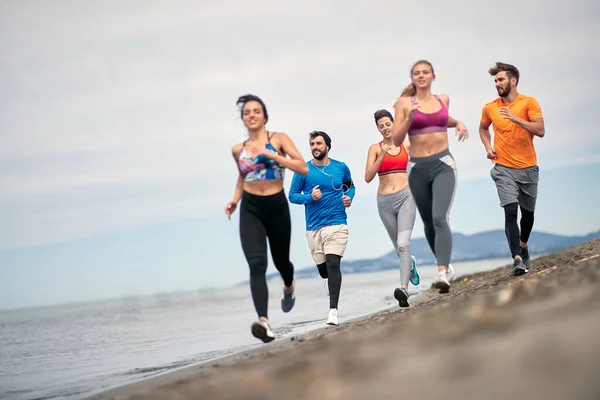 Grupo Amigos Entrenando Juntos Playa —  Fotos de Stock