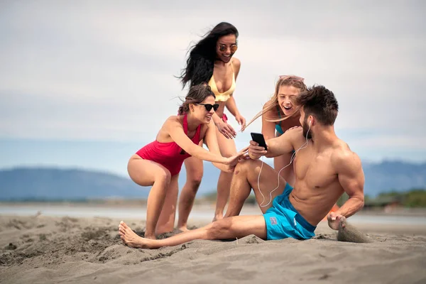 Kadınlar Sahilde Yakışıklı Bir Adamla Flört Ediyor — Stok fotoğraf