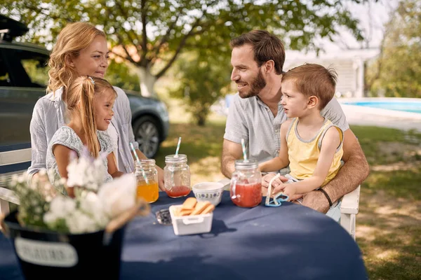 Vater Und Mutter Mit Lächelnden Kindern Die Draußen Tisch Sitzen — Stockfoto