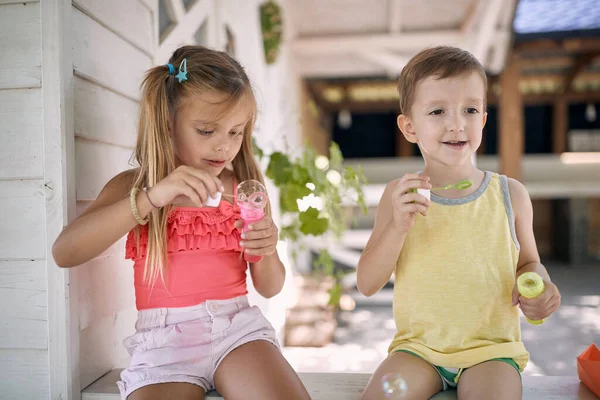 Niños Felices Disfrutando Burbujas Jabón Chico Chica Soplan Burbujas Jabón — Foto de Stock