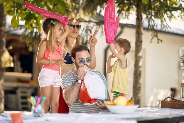 Šťastná Rodina Připravuje Koupání Bazénu Zahradní Bazén Létě — Stock fotografie