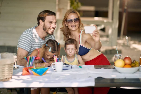 Caucásico Sonriente Padre Disfrutando Con Sus Hijos Jardín Hacer Selfie — Foto de Stock