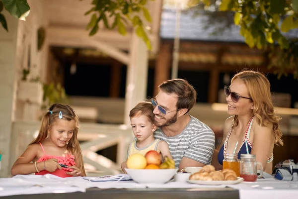 Feliz Joven Familia Sentada Jardín Pasando Tiempo Juntos Naturaleza — Foto de Stock