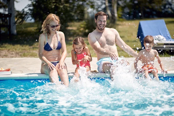 Smiling Family Splashed Water Pool Swimming Happy Family Vacation — Stock Photo, Image