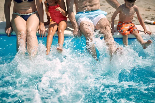Keluarga Bahagia Memercikkan Air Dengan Kaki Kolam Renang Sebelum Berenang — Stok Foto