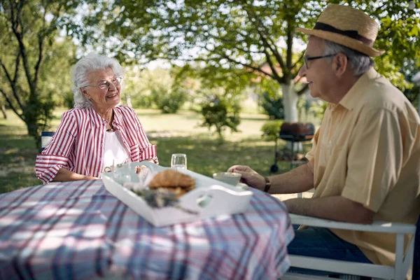 Lächelnde Seniorin Und Männer Genießen Gemeinsam Freien Und Trinken Kaffee — Stockfoto