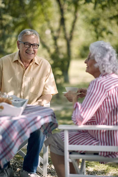 Lächelndes Seniorenpaar Genießt Zusammen Freien Und Trinkt Kaffee — Stockfoto