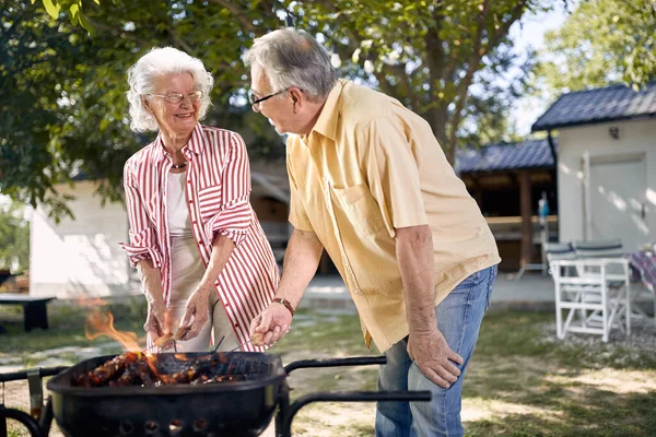 Glückliches Seniorenpaar Bereitet Gemeinsam Grillen Garten Vor — Stockfoto