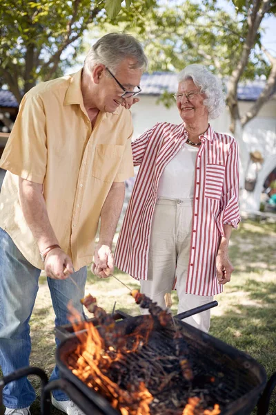 Glückliches Seniorenpaar Bereitet Grill Garten Älterer Mann Kocht Essen Auf — Stockfoto