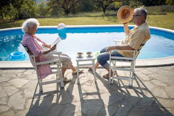 Senior Und Frau Genießen Gemeinsam Sommerurlaub Schwimmbadnähe — Stockfoto